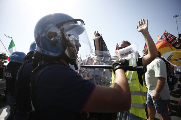 Foto Cecilia Fabiano/ LaPresse 
24 Settembre  2021 Roma (Italia)
Cronaca:
Sciopero e manifestazione dei lavoratori Alitalia all’aeroporto di Fiumicino con il supporto dei lavoratori della GNK di Firenze  
Nella Foto : tensione al corteo 
Photo Cecilia Fabiano/ LaPresse
September 24, 2021  Rome (Italy) 
News  :  
Strike and demonstration of Alitalia workers at Fiumicino airport with the support of GNK workers in Florence
In the Pic : the demonstration