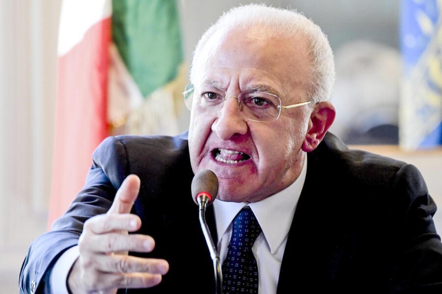 Vaccino ai bambini, De Luca tira dritto: “Li faremo nelle scuole, senza aspettare indicazioni dal Governo”
