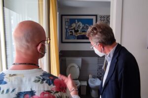 Famiglie afghane lasciano il Covid Residence, la richiesta di un bimbo: “Mamma voglio il cavalluccio”