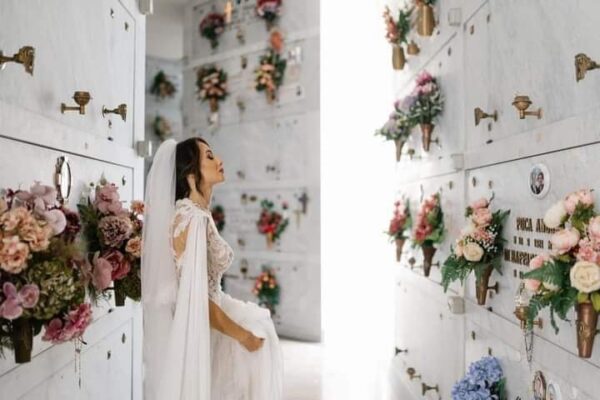 Sposa al cimitero, la foto virale di Alessia: “Passiamo a salutare papà”