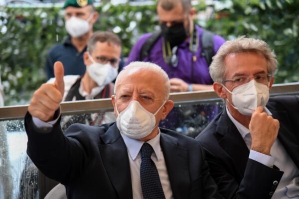 De Luca ‘commissaria’ Manfredi e annuncia il primo assessore ma cade su trasformismo e patto con i 5 Stelle