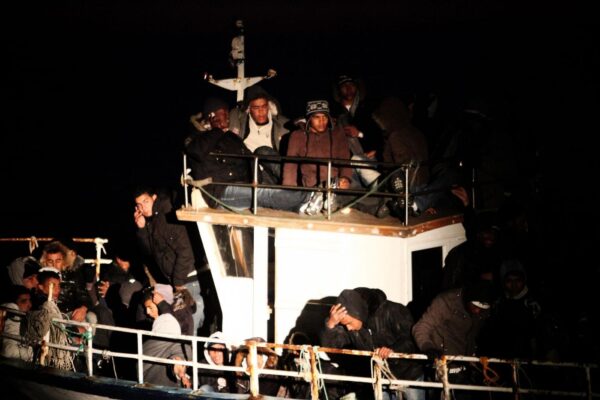 Lapresse
07-03-2011 Lampedusa, Italia
Cronaca
Nella notte un migliaio di clandestini sbarcano a Lampedusa, 10 barconi raggiungono l’ Isola.
Nella foto la motovedetta della guardia di finanza illumina un barcone carico di migranti 

 Lapresse
07-03-2011 Lampedusa Island, Italy
Resumed at full speed landings of illegal tunisians immigrants on the lampedusa island