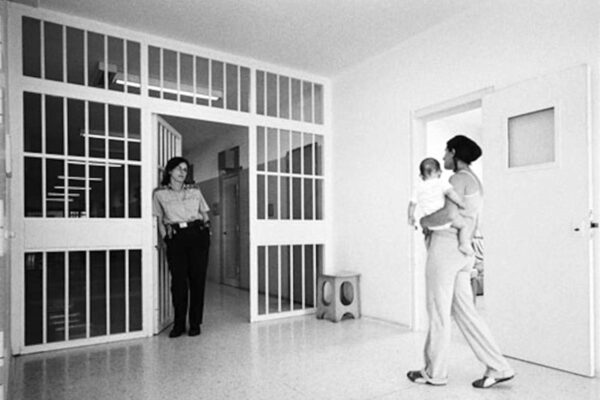 Partorisce da sola in cella, perché stava in carcere?