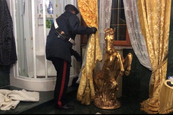 Roma, la polizia sgombera la storica Villa del clan Casamonica: gli arredi sfarzosi, i cavalli d’oro e la piscina in giardino