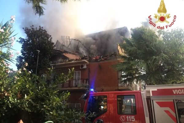 Esplosione palazzina a Roma, morto il proprietario dell’appartamento: “Avevo acceso una sigaretta”