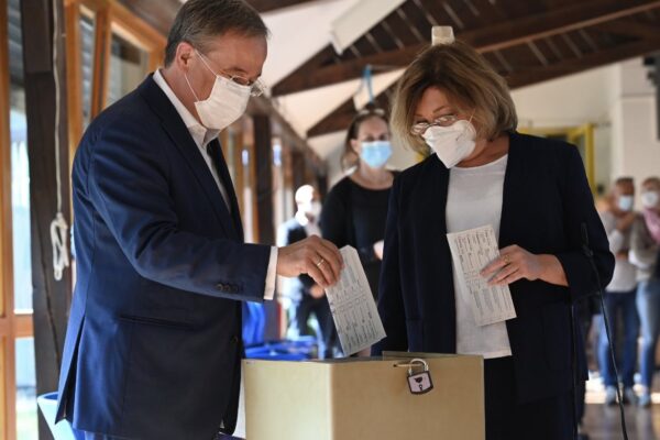 Elezioni Germania, gaffe del candidato della Merkel: Laschet piega male scheda e rende voto visibile