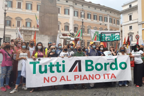 La maledizione Alitalia: tagli, rivolte e aiuti illeciti