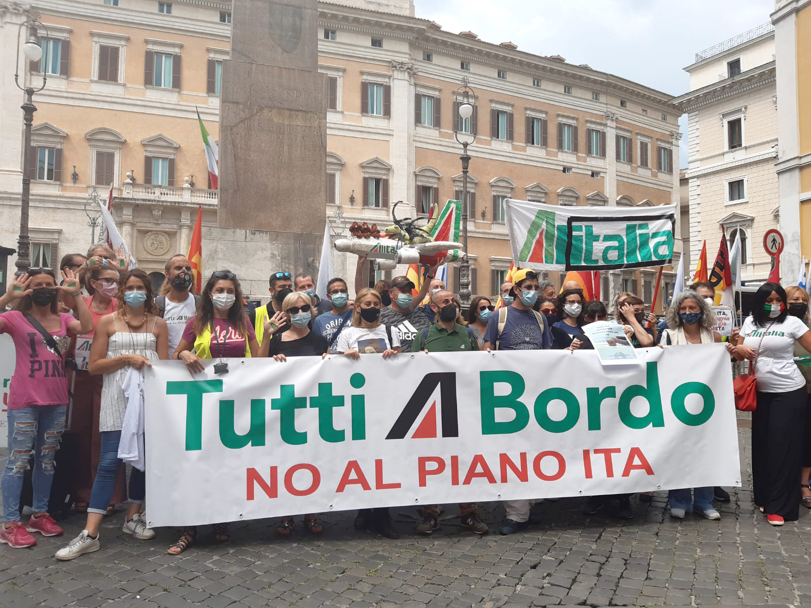 La maledizione Alitalia: tagli, rivolte e aiuti illeciti