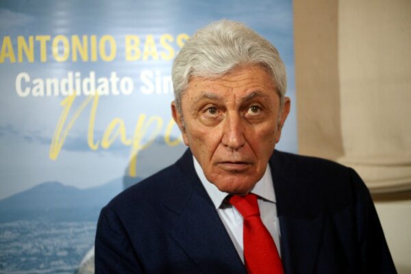 Liste bocciate, la destra abbandona Maresca e si avvicina al ‘nemico’ Bassolino