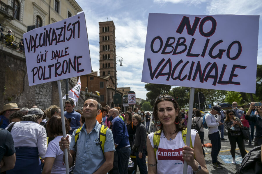 I no vax sono quattro polli isolati, ma i media ne fanno dei lupi