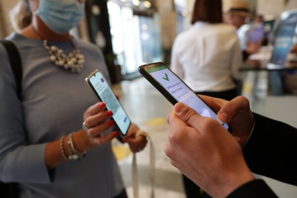 Lockdown ‘morbido’ per i no vax, il piano delle Regioni: in zona gialla niente ristoranti o cinema