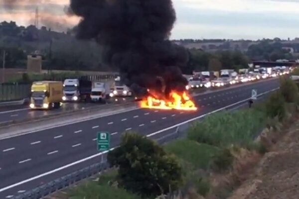 Assalto al tir sull’A16, i banditi incendiano due auto ma il colpo fallisce grazie al camionista