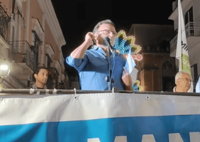 Cita Vendola e si tocca l’orecchio, il gesto omofobo dell’ex sindaco pugliese: “Innaturale e spontaneo”