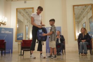 Federica Pellegrini consegna 20 borse di studio ai bambini di Napoli: “Il nuoto è il modo per trasmettere valori”