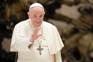 Papa Francesco, la rivelazione in radio: “Mai pensato di dimettermi, ora ho 33 centimetri di intestino in meno”