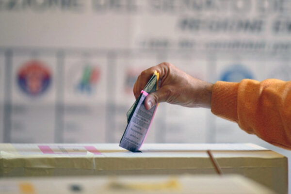 “Che cosa hai fatto in questi anni per quelli che ti dovrebbero votare?”, la domanda che imbarazza la politica