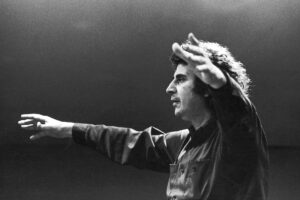 Theodorakis, le tre vite del genio del sirtaki: una storia di contraddizioni tra lotta, musica e poesia