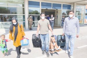 Famiglie afghane lasciano il Covid Residence, la richiesta di un bimbo: “Mamma voglio il cavalluccio”