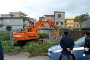 Abusivismo e rigenerazione urbana, il monito dei sindaci: “I fondi ci sono, i comuni vanno aiutati” Abusivismo e rigenerazione urbana, il monito dei sindaci: “I fondi ci sono, i comuni vanno aiutati”