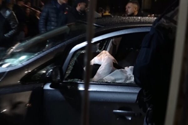 Agguato contro un 18enne in auto: ferito da tre colpi d’arma da fuoco