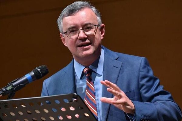 Polemiche su Alessandro Barbero, lo storico firma l’appello dei docenti no Green Pass: “Strumento ipocrita, meglio l’obbligo vaccinale”