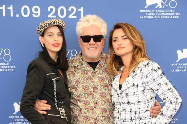Almodovar emoziona il Lido, le Madres Paralelas inaugura il Festival di Venezia