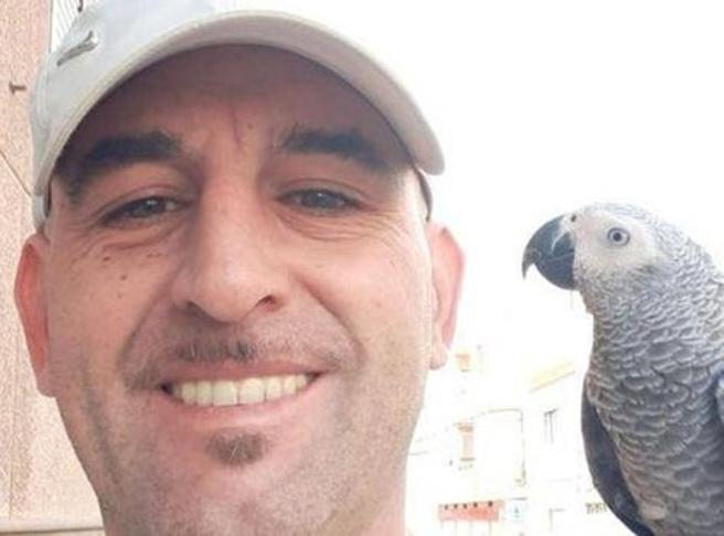 Andrea legato, picchiato e dato alle fiamme dal coinquilino, la moglie: “Aveva nuovi amici, in tanti giravano in casa”