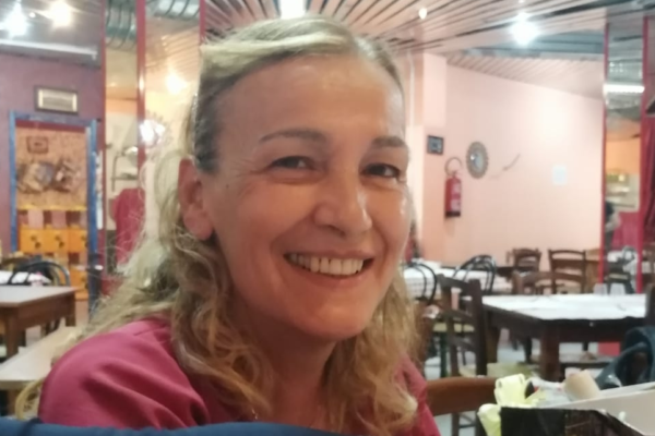 Uccide la moglie a coltellate, poi chiama i carabinieri: “L’ho uccisa io”