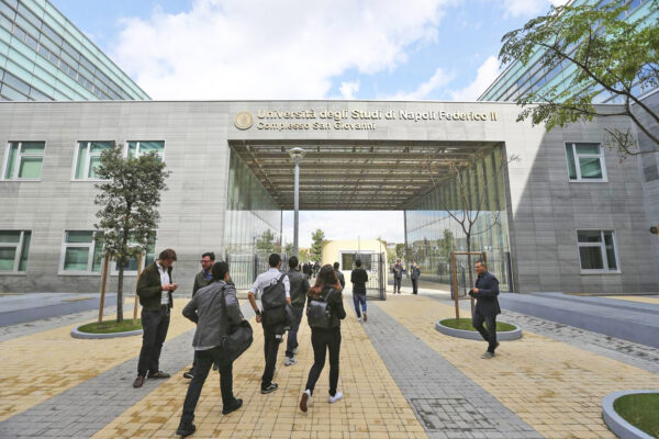 Apple continua ad investire su Napoli, ma la città non investe su di sé Apple continua ad investire su Napoli, ma la città non investe su di sé