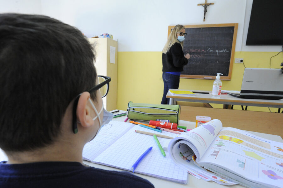 CLASSE AULA DELLA SCUOLA ELEMENTARE SAN GIOVANNI BOSCO
DIDATTICA IN PRESENZA LEZIONE PER POCHI ALUNNI MAESTRA