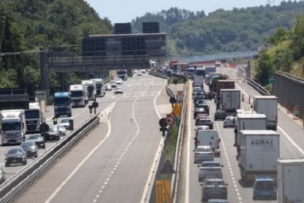 Italia spaccata in due, l’autostrada A1 chiude per otto notti per lavori: ‘colpa’ dei lavori su un elettrodotto
