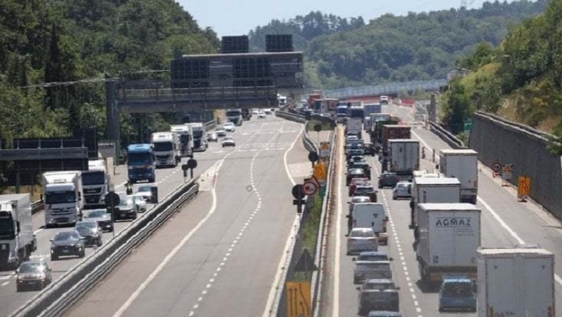 Italia spaccata in due, l’autostrada A1 chiude per otto notti per lavori: ‘colpa’ dei lavori su un elettrodotto