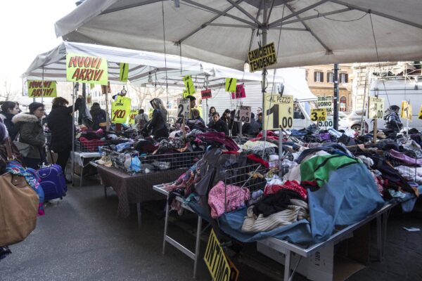 Bancarelle selvagge: dopo Cola di Rienzo il Tar blocca il trasloco di viale Giulio Cesare