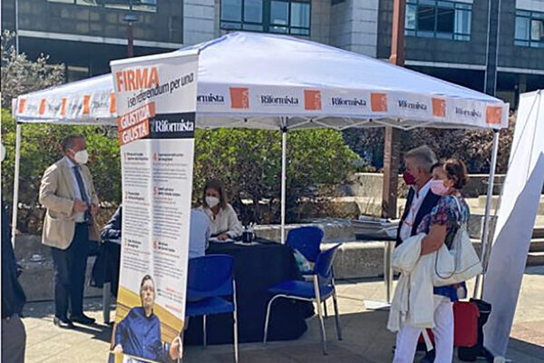 Referendum sulla giustizia, a Mezzocannone raccolta di firme del Riformista tra gli studenti