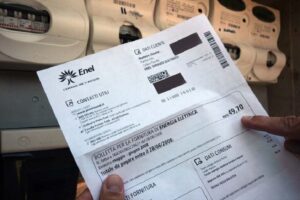 Perché le bollette di elettricità e gas aumenteranno del 40 per cento: un rincaro da 500 euro a famiglia