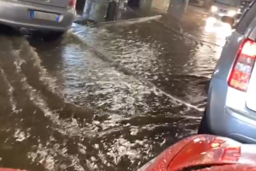 Bomba d’acqua nel napoletano, pochi minuti di pioggia creano allagamenti e caos