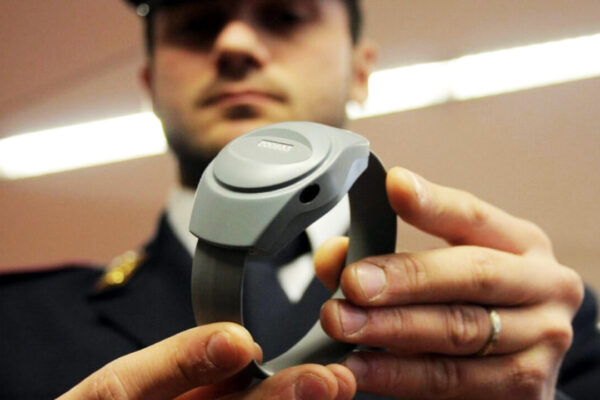 Cercasi braccialetti elettronici, detenuti parcheggiati in carcere grazie all’inefficienza made in Italy