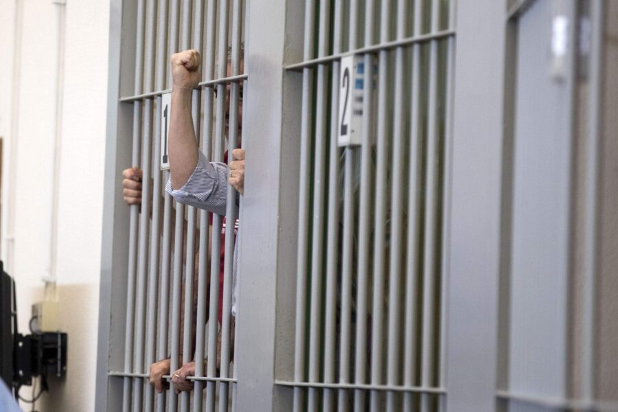 L’appello del garante dei detenuti: “Poggioreale scoppia, indulto subito”