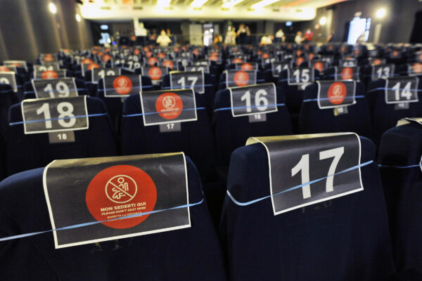 SALA CINEMA POSTI A SEDERE ALTERNATI POLTRONE DISTANZA DI SICUREZZA DISTANZIAMENTO SOCIALE