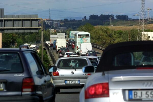 Schianto tra camion e auto in una galleria dell’A10: fino a 22 chilometri di coda sulla Genova-Ventimiglia