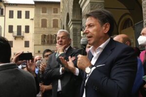 “Sparategli, fatelo fuori”, gli insulti grillini contro Renzi: il nuovo corso di Conte riparte dalle minacce