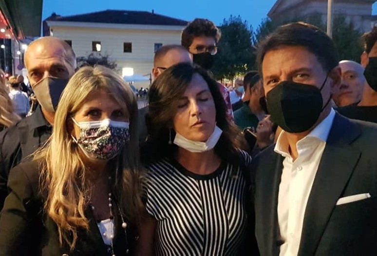 Gaffe a luci rosse di Conte: confonde la candidata con una escort: “Contento di incontrare Layla Romano”