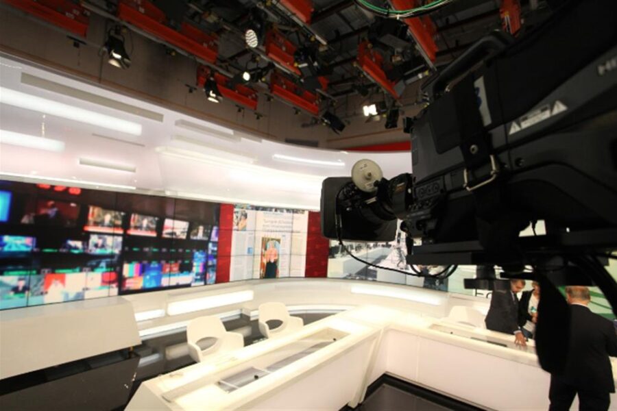 Insulti, dogmi, risse: il dibattito italiano tra tifoserie rivali che uccide la logica