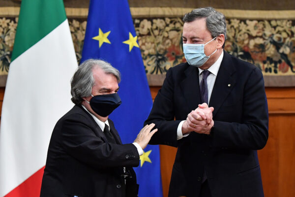 Foto Ettore Ferrari/LaPresse/POOL Ansa10 marzo 2021 Roma, Italia PoliticaIl presidente del Consiglio, Mario Draghi, e il ministro per la Pubblica Amministrazione, Renato Brunetta (S), durante la firma del ”Patto per l’innovazione del lavoro pubblico e la coesione sociale”, a palazzo Chigi, Roma, 10 marzo 2021.   Photo Ettore Ferrari/LaPresse/POOL AnsaMarch 10, 2021 Rome (Italy) Politics Draghi sign civil service ‘innovation pact’ with Brunetta.