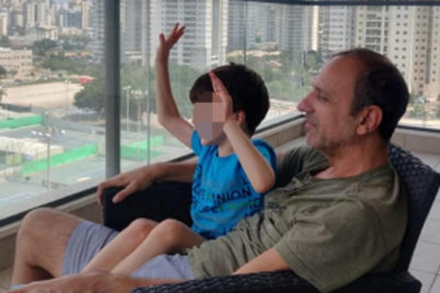 Eitan è tornato in Italia, dopo 84 giorni va casa con gli zii paterni: “Ora tuteliamo la sua privacy”