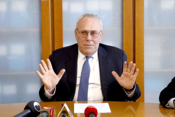 I politici inquisiti si devono dimettere, e i magistrati? L’arrocco di Greco che non si fa travolgere dagli scandali