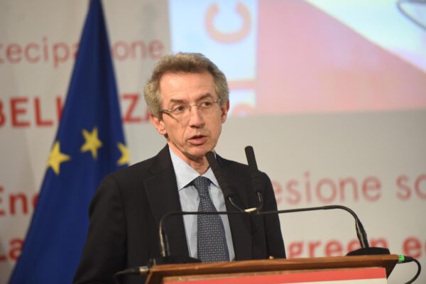 Manfredi rifiuta il confronto, il candidato di centrosinistra prende il peggio dai grillini e snobba gli altri candidati