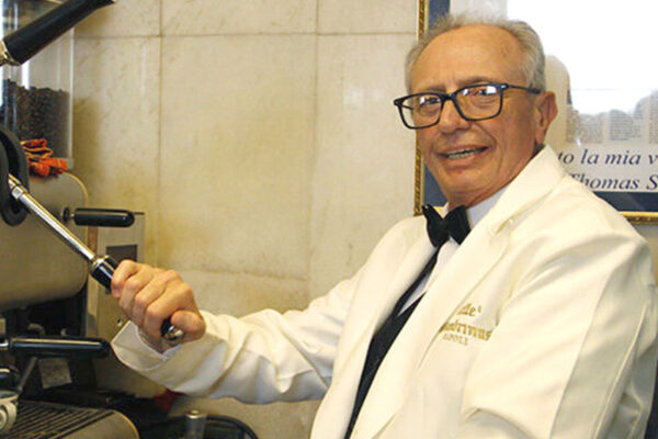 Caffè Gambrinus a lutto, è morto lo storico barista Giovanni Fummo: servì anche Bill Clinton