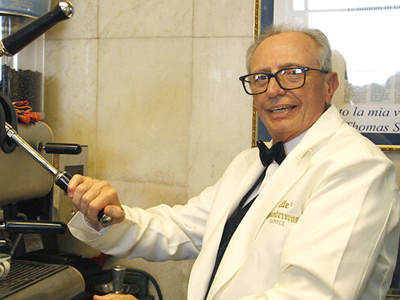 Caffè Gambrinus a lutto, è morto lo storico barista Giovanni Fummo: servì anche Bill Clinton