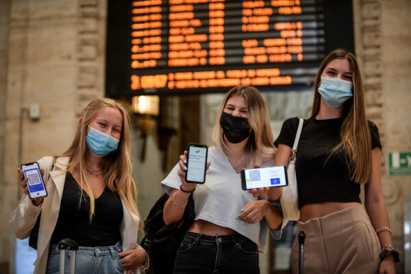 Foto Claudio Furlan/LaPresse01-09-2021 – Milano, ItaliaCronacaCovid, da oggi Green Pass obbligatorio per viaggi a lunga percorrenza: treni, aerei e naviNella foto: controllo green pass alla Stazione Centrale di MilanoPhoto Claudio Furlan/LaPresseSeptember 01, 2021 – Milan, ItalyNewsCovid, from today Green Pass mandatory for long-distance travel: trains, planes and shipsIn the pic: green pass control at Milan Central Station
Foto Claudio Furlan/LaPresse
01-09-2021 – Milano, Italia
Cronaca
Covid, da oggi Green Pass obbligatorio per viaggi a lunga percorrenza: treni, aerei e navi
Nella foto: controllo green pass alla Stazione Centrale di Milano

Photo Claudio Furlan/LaPresse
September 01, 2021 – Milan, Italy
News
Covid, from today Green Pass mandatory for long-distance travel: trains, planes and ships
In the pic: green pass control at Milan Central Station